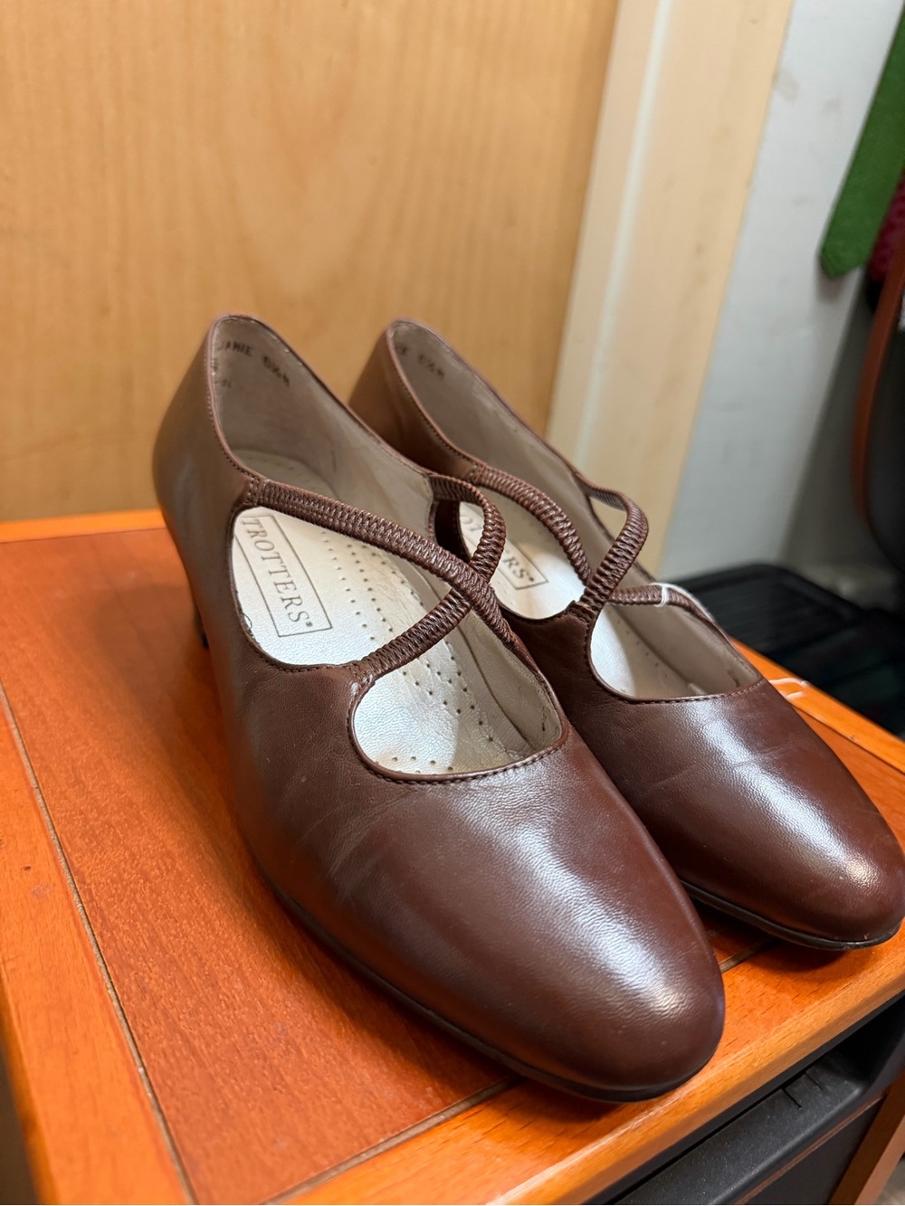Trotters Women’s Brown Leather Mary Jane Kitten Heels. Size: 6.5. - Picture 2 of 8